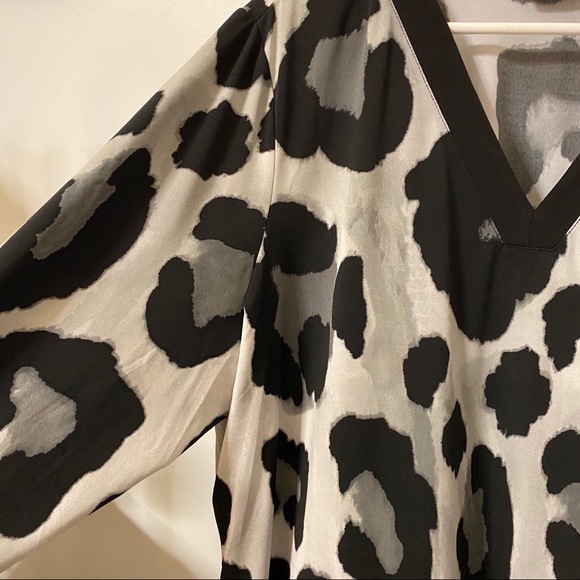 Susan Graver Cheetah Leopard Print Liquid Knit Blouse 1X - Picture 3 of 6